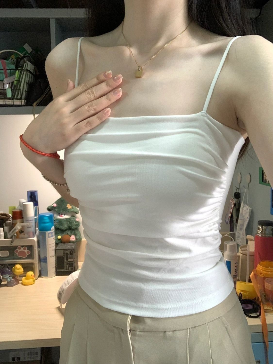 ギャルのストラップのベストの女性の中に胸のパッドをつけて底の美背の下着の女性のしわのデザイン感があります。