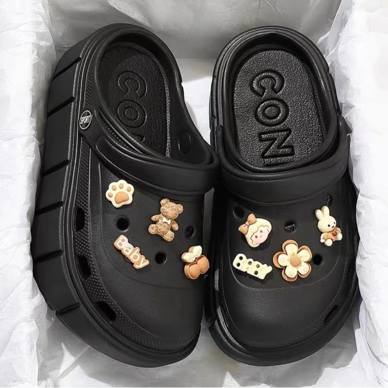 Zapatos de agujero de suela gruesa para mujer verano 2023 nueva celebridad en línea Princesa punta cerrada slip-on sandalias lindas ropa exterior para mujer