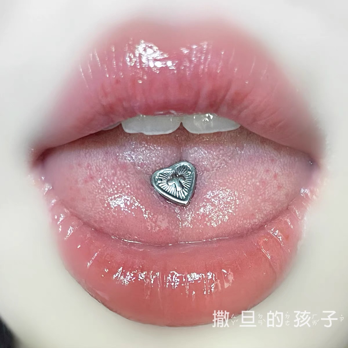 Silver pointed spike labret stud material detail