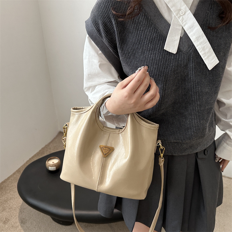 Alto sentido retro bolso de mano de mujer invierno 2024 bolsa de mano casual versátil de viaje mochila de hombro