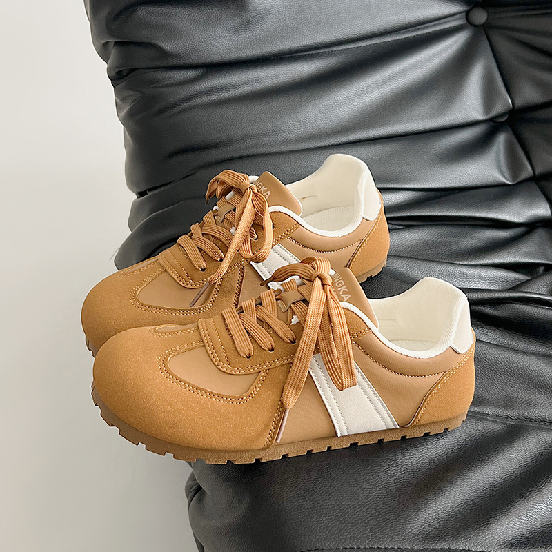 Casual retro Commuter 2025 nuevo estilo primavera y otoño ligero fondo delgado deportes todo fósforo punta redonda fondo plano puff zapatos de entrenamiento alemán para mujer