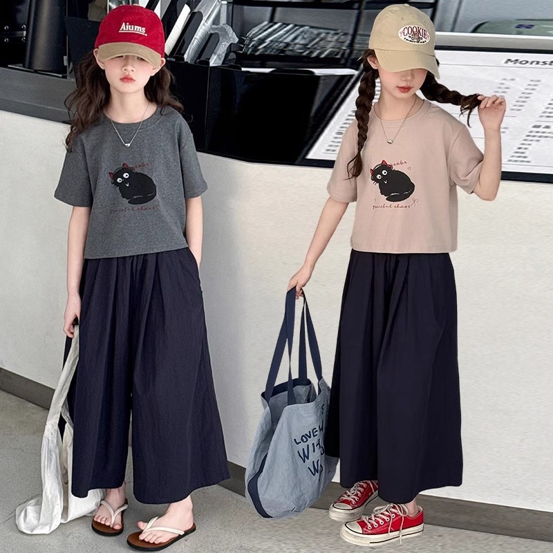 Korean style trendy girls' sportswear set, new summer cartoon school style children's short-sleeved casual two-piece set.