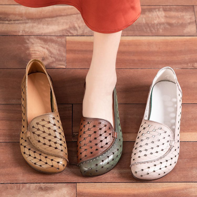 2026 primavera y verano nuevos zapatos de madres de mediana edad sandalias de cuero suave retrógrado respirado anti-deslizante zapatos agujeros planos