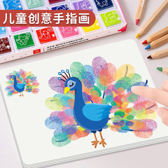 子供の指は24色の幼稚園の塗り絵を描きます。