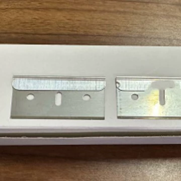 Производитель поставляет одностороннее защитное лезвие с двумя отверстиями, скребок для мобильного телефона, одностороннее лезвие, бумажная коробка для чистки автомобильной пленки