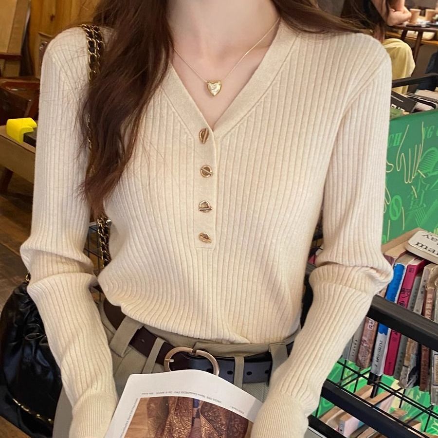 底のシャツの女性の中に柔らかいモチモチのセーターの2023新型の秋冬のニットは身を修めてやせて高級感のvネックの上着を現します。