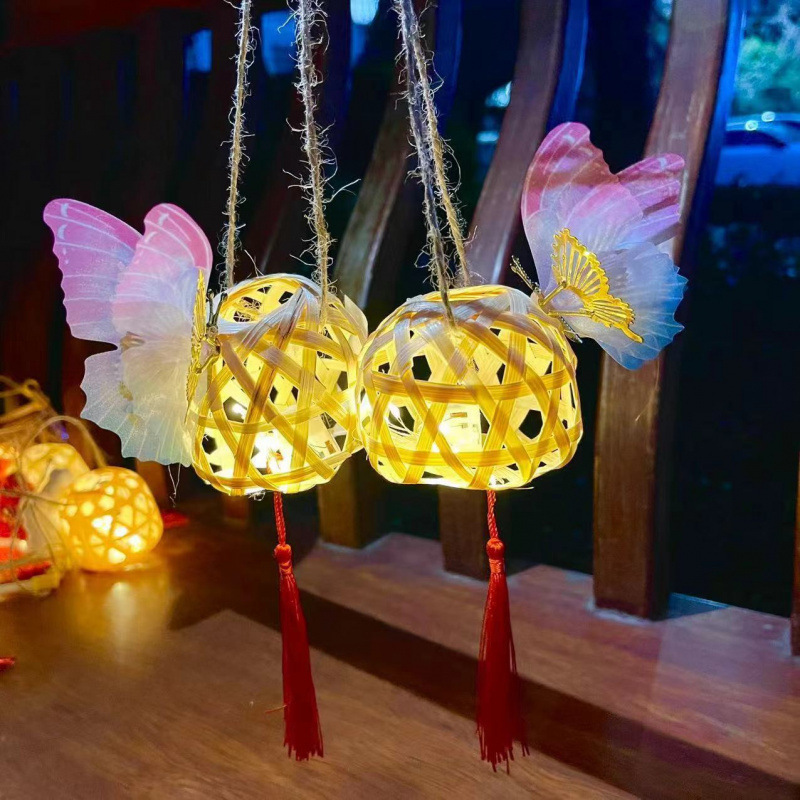 竹の編みの震えの蝶の提灯のかわいい夜市は露店を並べて発光します。|undefined
