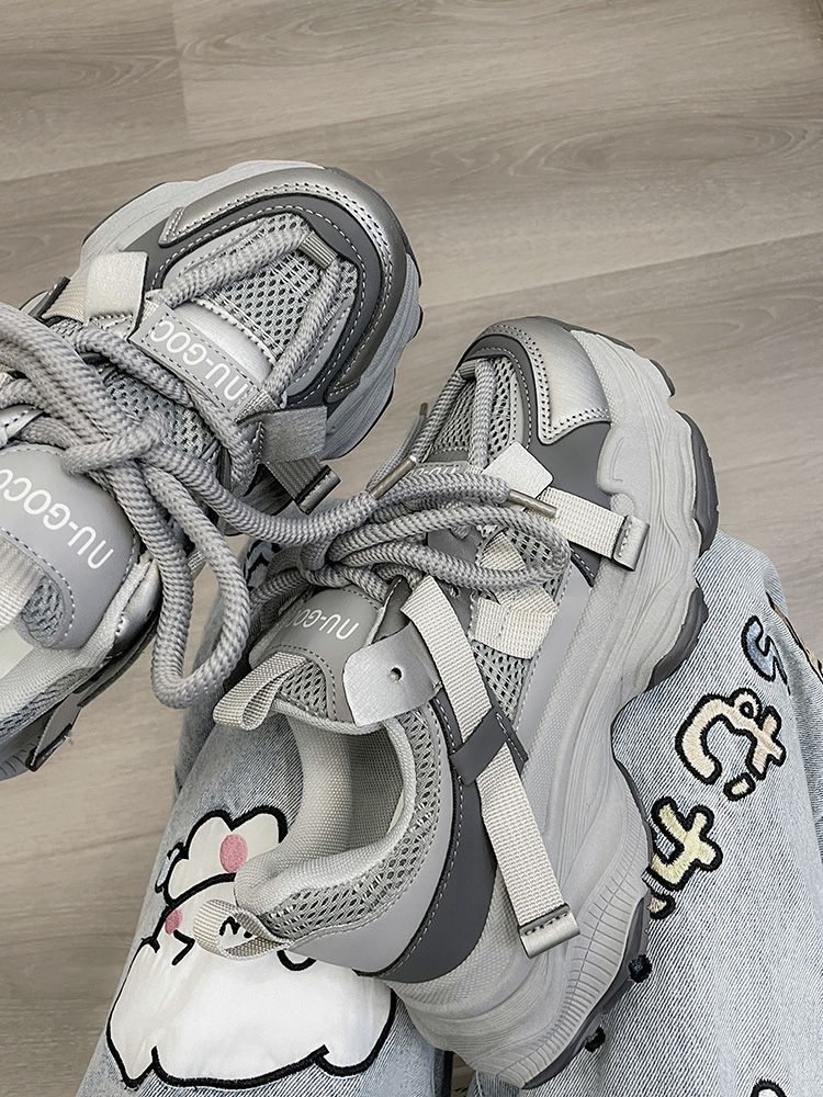 Zapatos de pop pop para mujeres 2024 nuevo otoño en zapatos blancos pequeños con suela gruesa para aumentar la altura de los zapatos de moda de malla transpirable