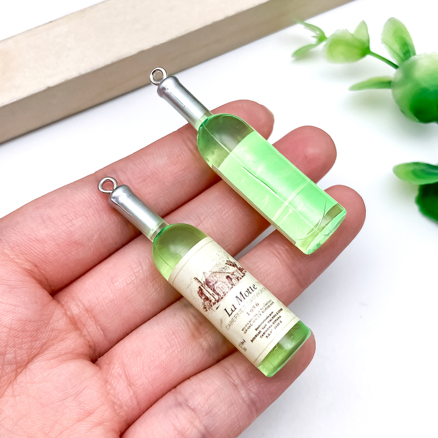 23924-H-透明咖色树脂红酒瓶葡萄酒51x12x12mm