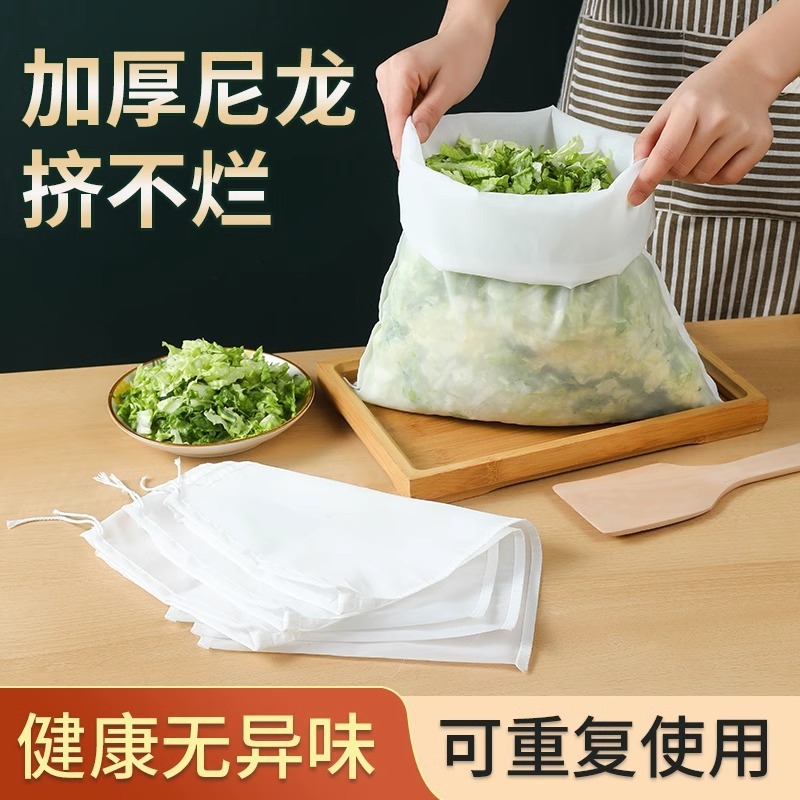 餃子の餡は水を絞ります。餡を詰めます。家庭用白菜は水を切って豆乳を濾過します。|undefined