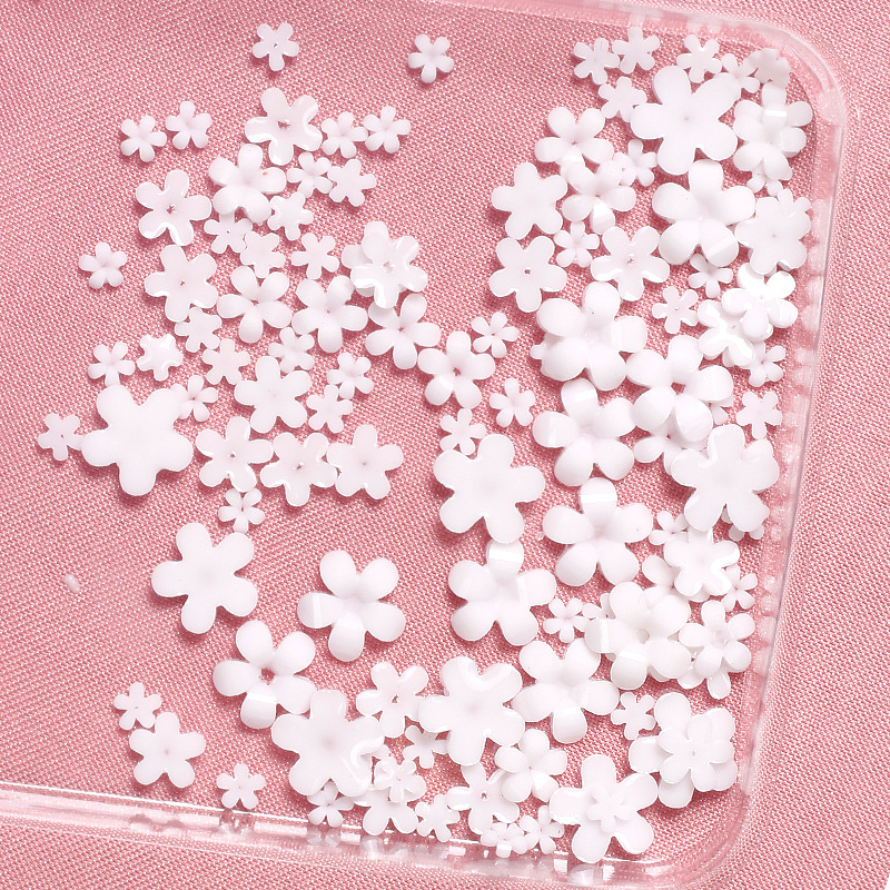 Popular manicura popular en línea de cinco pétalos de joyería de flores elegante estilo blanco resina tridimensional pequeña flor 500g a granel