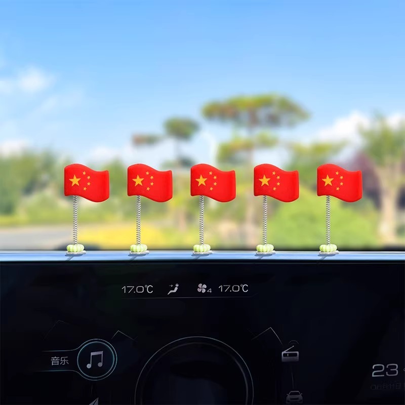 かわいい車の国旗の装飾は首を横に振って赤い旗を飾って自動車の装飾用品の助手席のバックミラーの車内の装飾品を並べます。|undefined