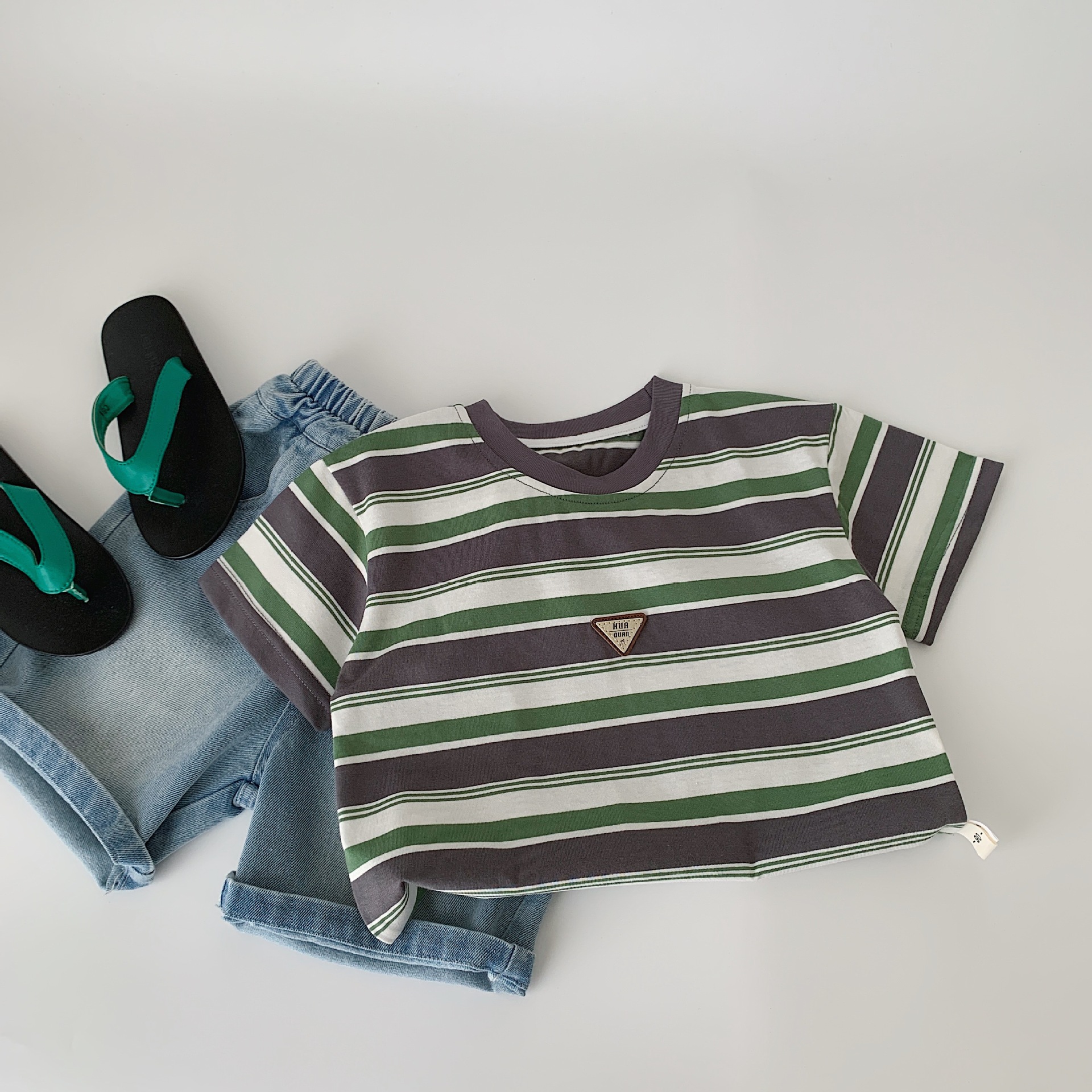 Camiseta de manga corta de verano para niños Maibao 2025 nuevo top de verano a rayas para niños coreanos Huzhou Zhili ropa para niños a