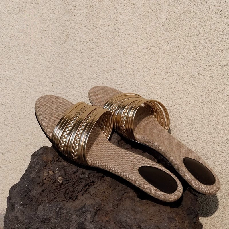 Ретро ручной работы вязаный буксир женский летний сезон 2025 новый курортный ветер на каблуках на каблуках носить холодные тапочки