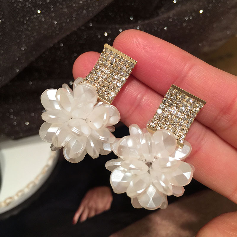 Pendientes De Flores Blancas De Resina De Diamantes De Moda display picture 3