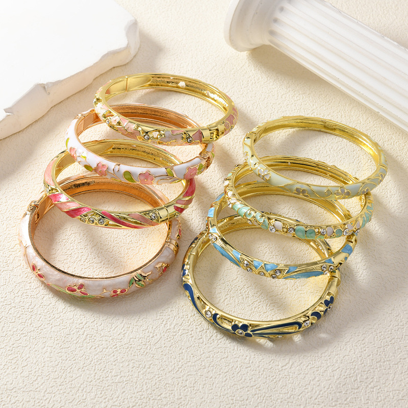 2026 Spring Vintage Light Luxury Bracelet, Elegant and Versatile Women's Jewelry, Ceramic Texture