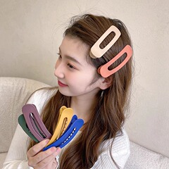 日系純色シンプルな大サイズのサイドに女の子の額を挟んで顔を見せます。