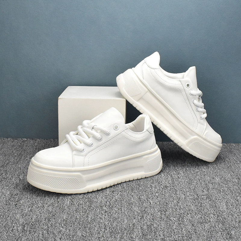 Универсальные белые туфли с низким верхом, обувь для досок на толстой подошве, модная весенняя мужская обувь в корейском стиле 2024 года, повседневная кожаная дышащая обувь