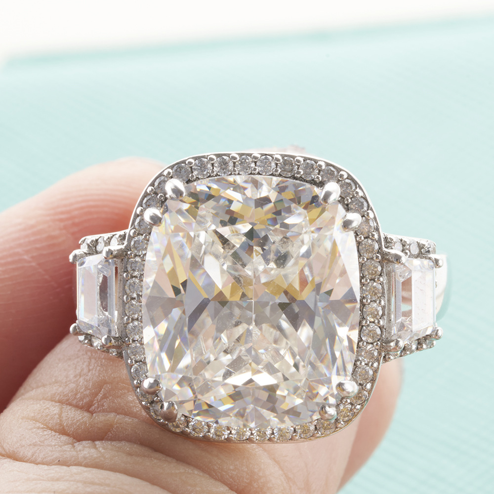 Almohada corte D color G color anillo de diamante de alto carbono 8 quilates diamante grande Super Flash diamante artificial anillo femenino