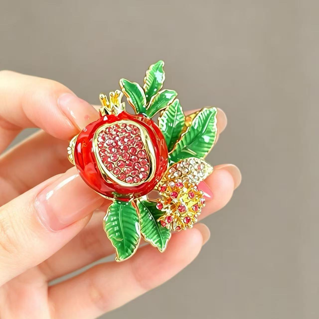 Enamel pomegranate brooch, high-end luxury lapel pin, waist-cinching buckle, clothing accessory, pin, jewelry for men and women