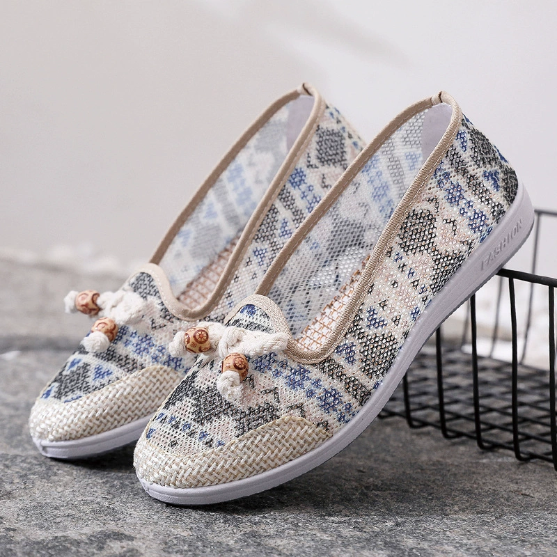 Летние старые пекинские тканевые туфли для женщин, нескользящие туфли для мам на мягкой подошве, дышащие полые сандалии для людей среднего и пожилого возраста, бабушкины туфли на плоской подошве.