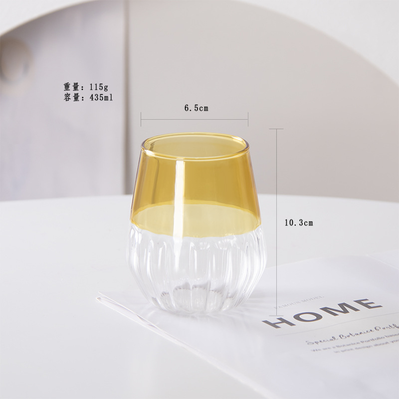 Taza de agua amarilla con fondo rayado