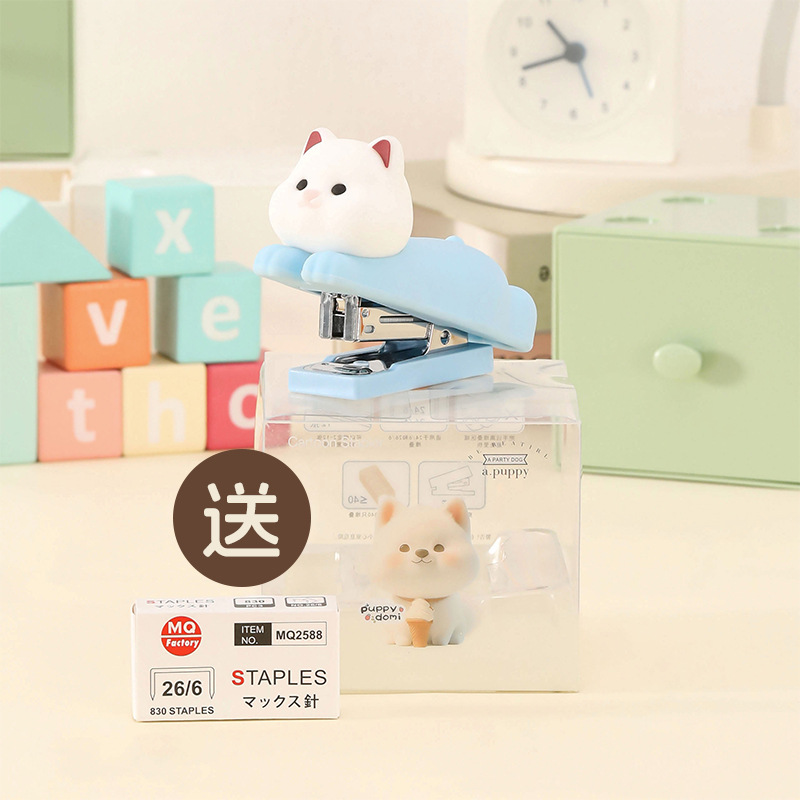 스테이플 상자가 있는 강아지 도미 블루