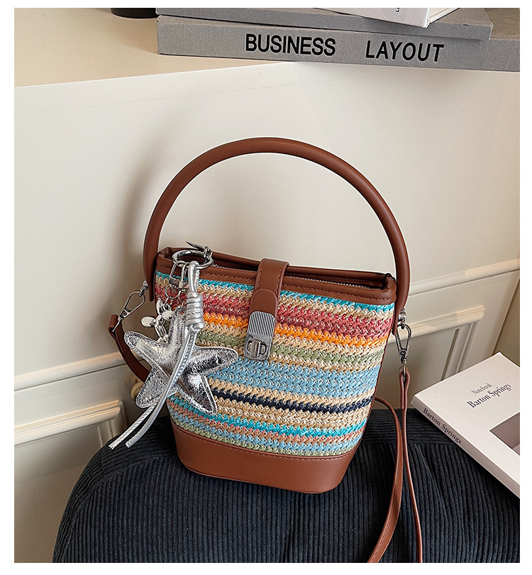 A trendy and fashionable straw-woven phone bag for women in the summer of 2025, a Korean version of a niche and simple crossbody bag full figure