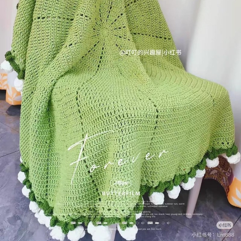 【完成品・在庫あり】ガールフレンドへのギフトとして、手作りの毛糸で編んだバラの花が付いた花束ブランケット完成品|undefined