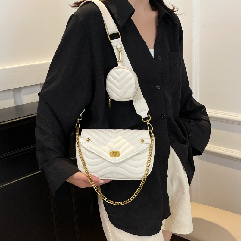 Versión coreana del pequeño bolso fragante 2025 verano nuevo bolso femenino ondulado bordado bolso de hombro cadena de moda bolso de mensajero