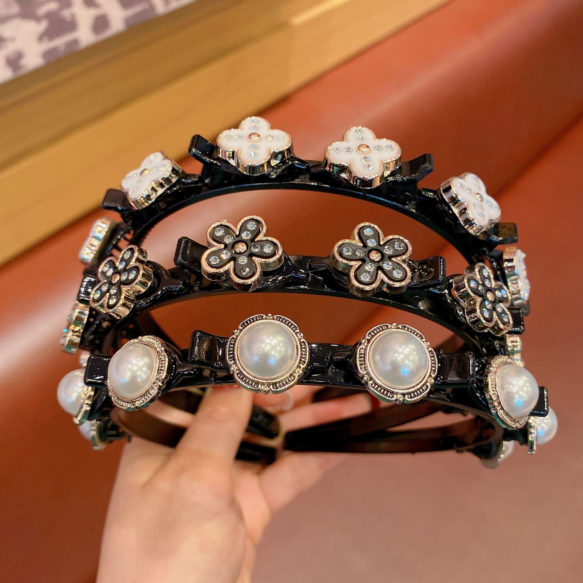 Fashion Flower Pearl Resin Headband display picture 2