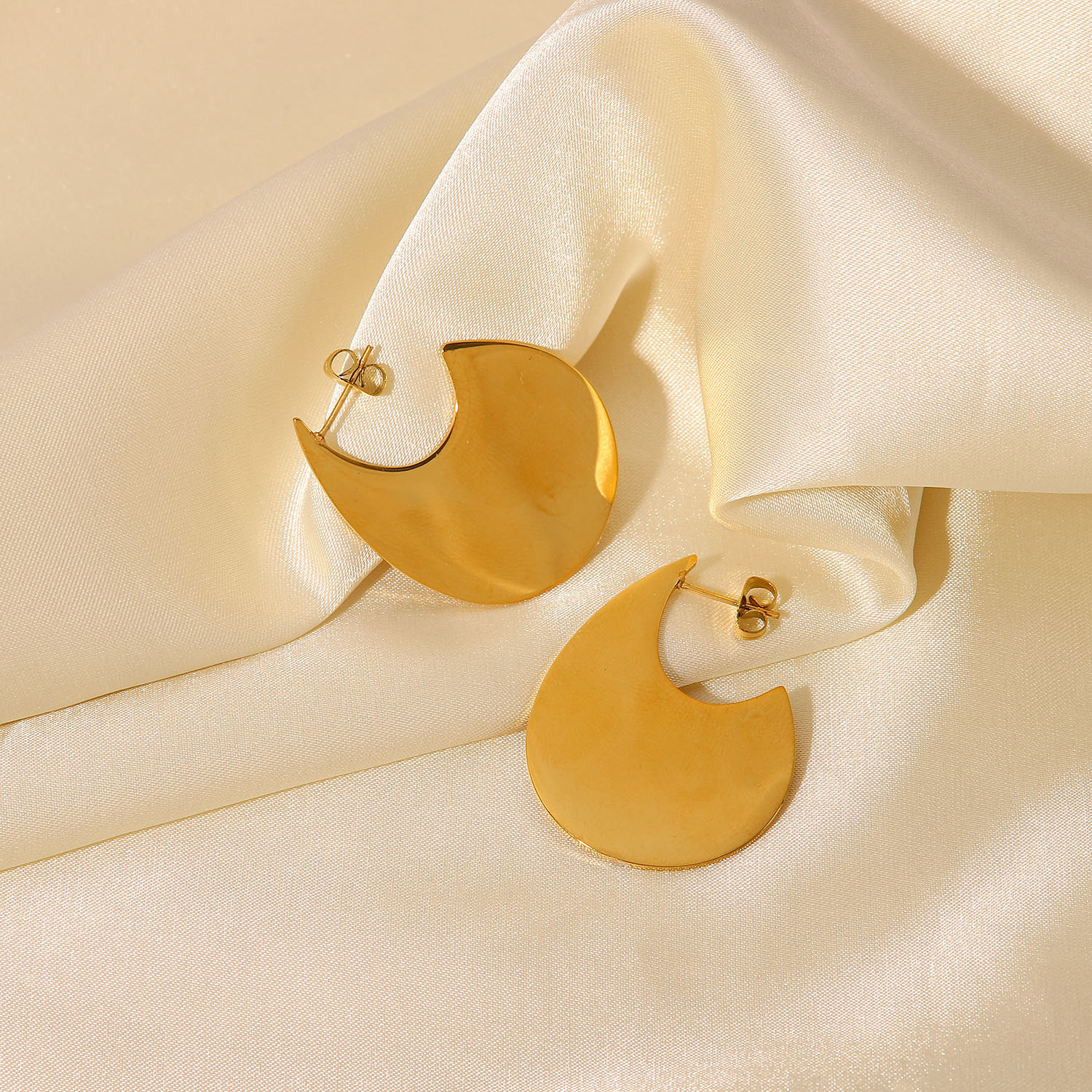 Neue Mode Einfache 18k Goldene Glatte Drop Form Runde Edelstahl Ohrringe display picture 2
