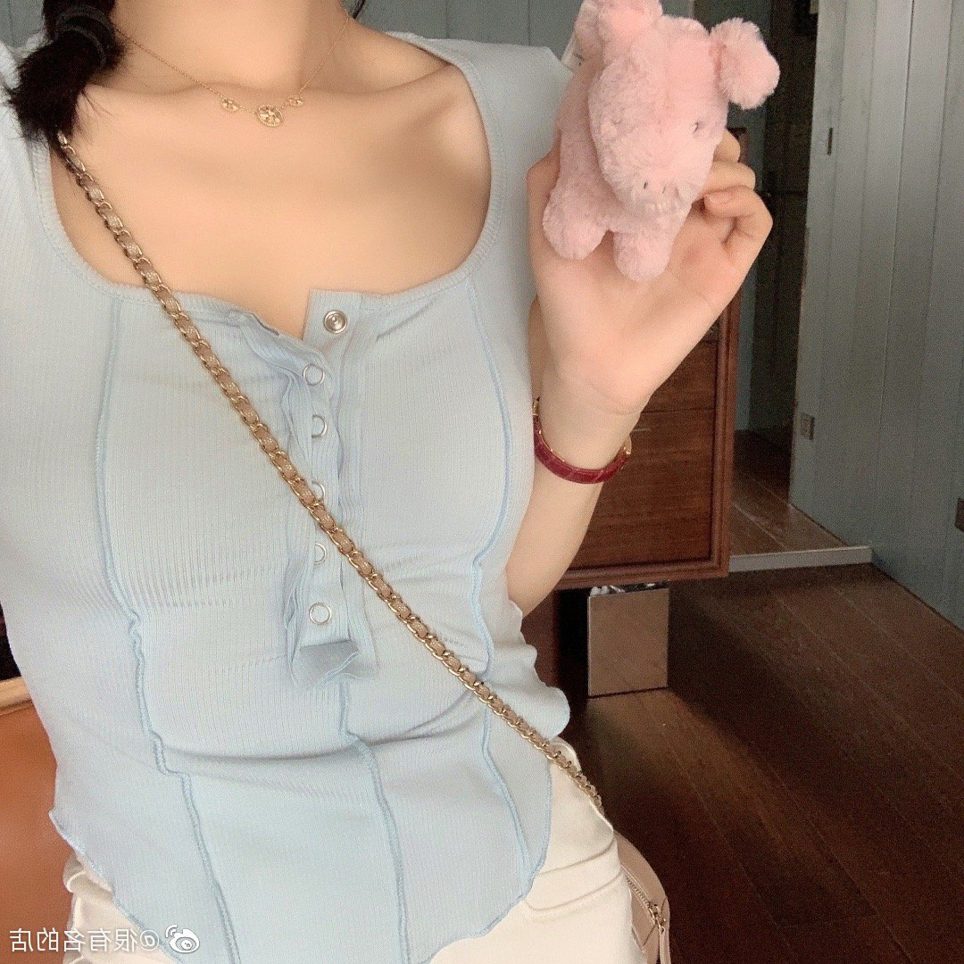 现货famous2021年春夏新款u领设计感小蛮腰小心机纯欲风T恤女短袖