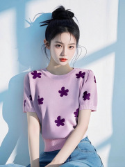 紫の花のニットの半袖のtシャツの女性の夏の2025新型のドーパミンはちょうど肩幅の松の丸首のtシャツを着ます。