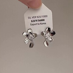 冷たい風金属花びらピアス女性insシンプルな銀色のデイジーピアス高級感花ピアスアクセサリー