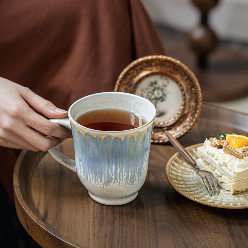 Taza súper hermosa Taza de pie alto irregular Taza de agua de oficina grande Taza de café de cerámica de exportación transfronteriza