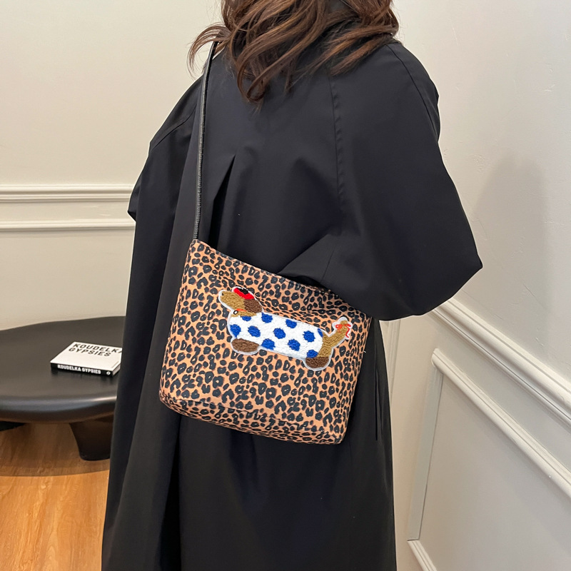 Leopardo salchicha bolsa de perro mujer 2024 otoño invierno nuevo hombro brazo bolso de diseño sensación retro bolso de balde de agua