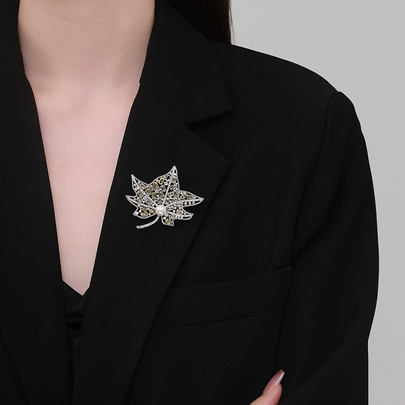 Winter copper zirconium from pearl lapel pin, brooch, protective underware, pin