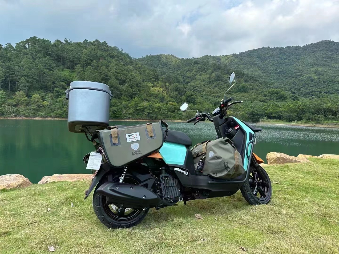 Factory Direct Sales Car-Mounted Delivery Box Waterproof Delivery Box Rider Food Delivery Box Food Insulation Box Universal