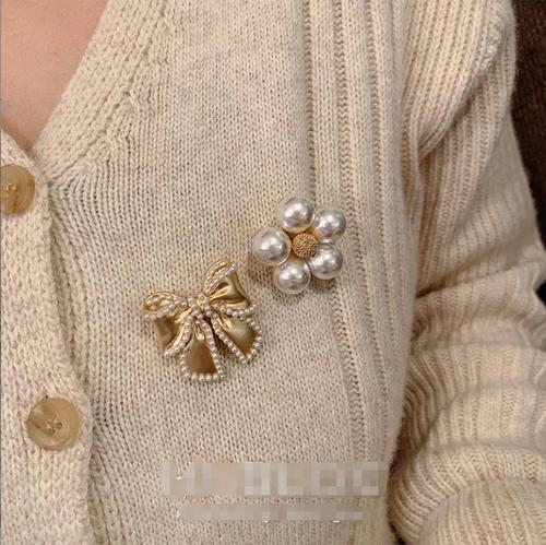 Korean style simple pearl flower women's summer cardigan buckle luxury anti-exposure brooch clothing fixed collar pin brooch