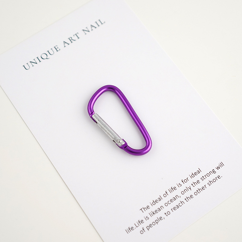 バックパックにフックを掛けて登山ボタンを掛けます。