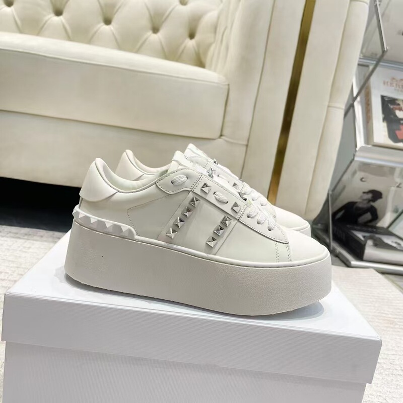 2024 New Thick-Soled White Shoes for Women, Genuine Leather Studded Platform Shoes, Fashionable and Versatile, Height-Increasing Casual Shoes, Breathable for Summer 2024 New Thick-Soled White Shoes for Women, Genuine Leather Studded Platform Shoes, Fashionable and Versatile, Height-Increasing Casual Shoes, Breathable for Summer