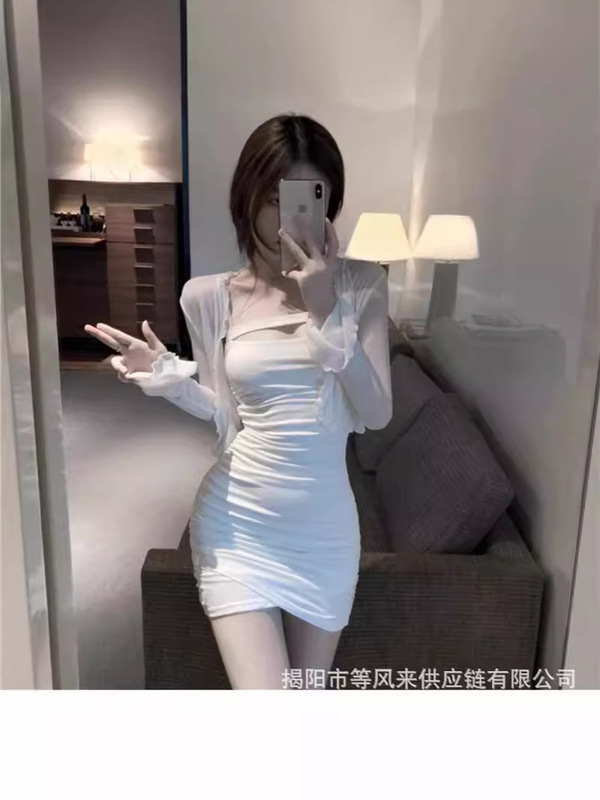 日焼け止め服のカーディガンの薄い女性にストラップをつけてスカートの外にブラウスをかけます。|undefined