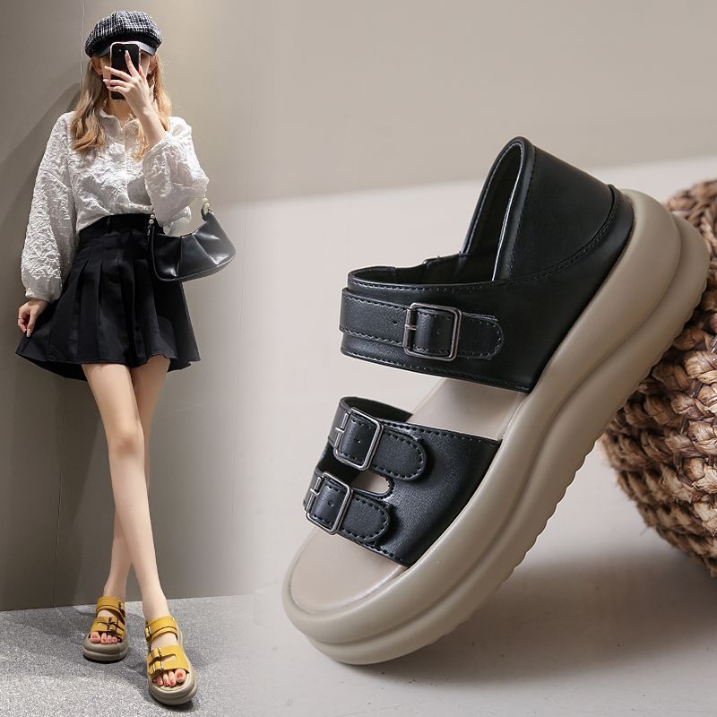 Zapatos de mujer de cuero suave, sandalias de suela gruesa para mujeres, verano 2026 nueva moda, zapatillas de dos zapatos de playa suaves.