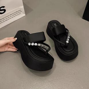 2025 New Fashionable Thick-Soled Slippers for Women's Summer Outer Wear, High-End Niche Lightweight Height-Increasing Casual Sandals