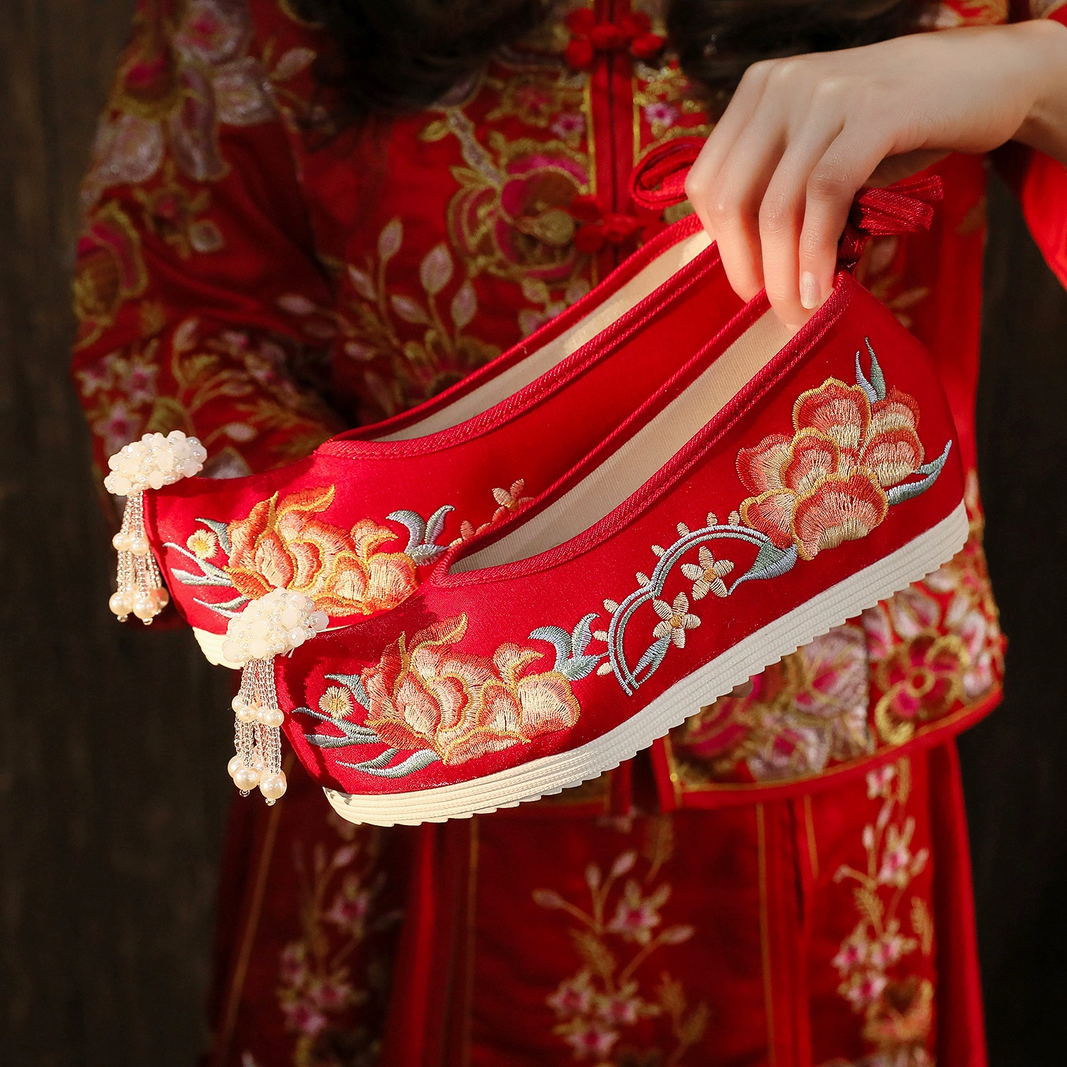 2023 Новые 7 см со старинной обувью Hanfu вышитые туфли увеличились в голове древнего костюма Xiuhe свадебные туфли
