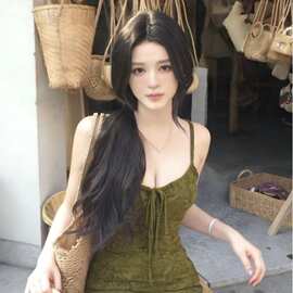 性感绿色吊带抹胸连衣裙女秋冬季修身收腰短款纯欲辣妹A字短裙子