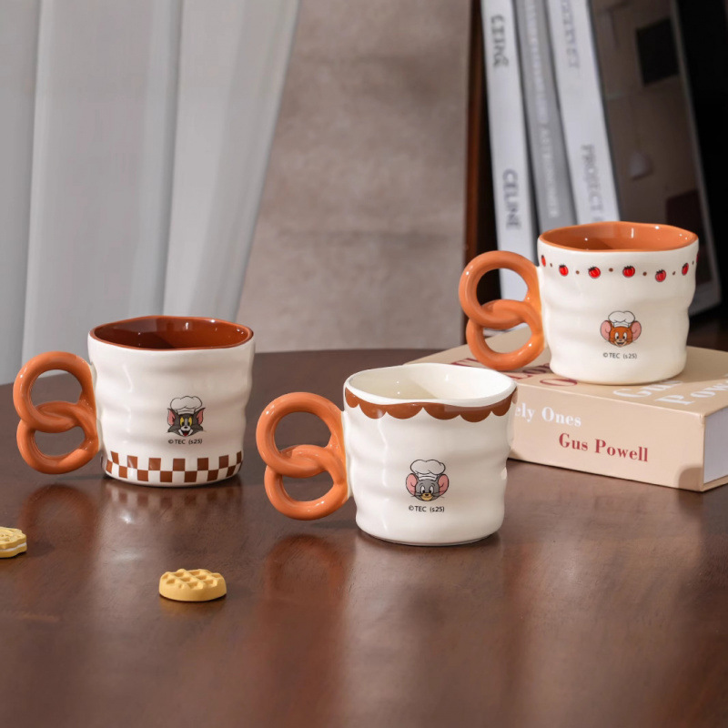 Gatos y ratones de dibujos animados tazas de cerámica tazas de agua caseras tazas de desayuno de dormitorio tazas de leche regalo de mano tazas lindas