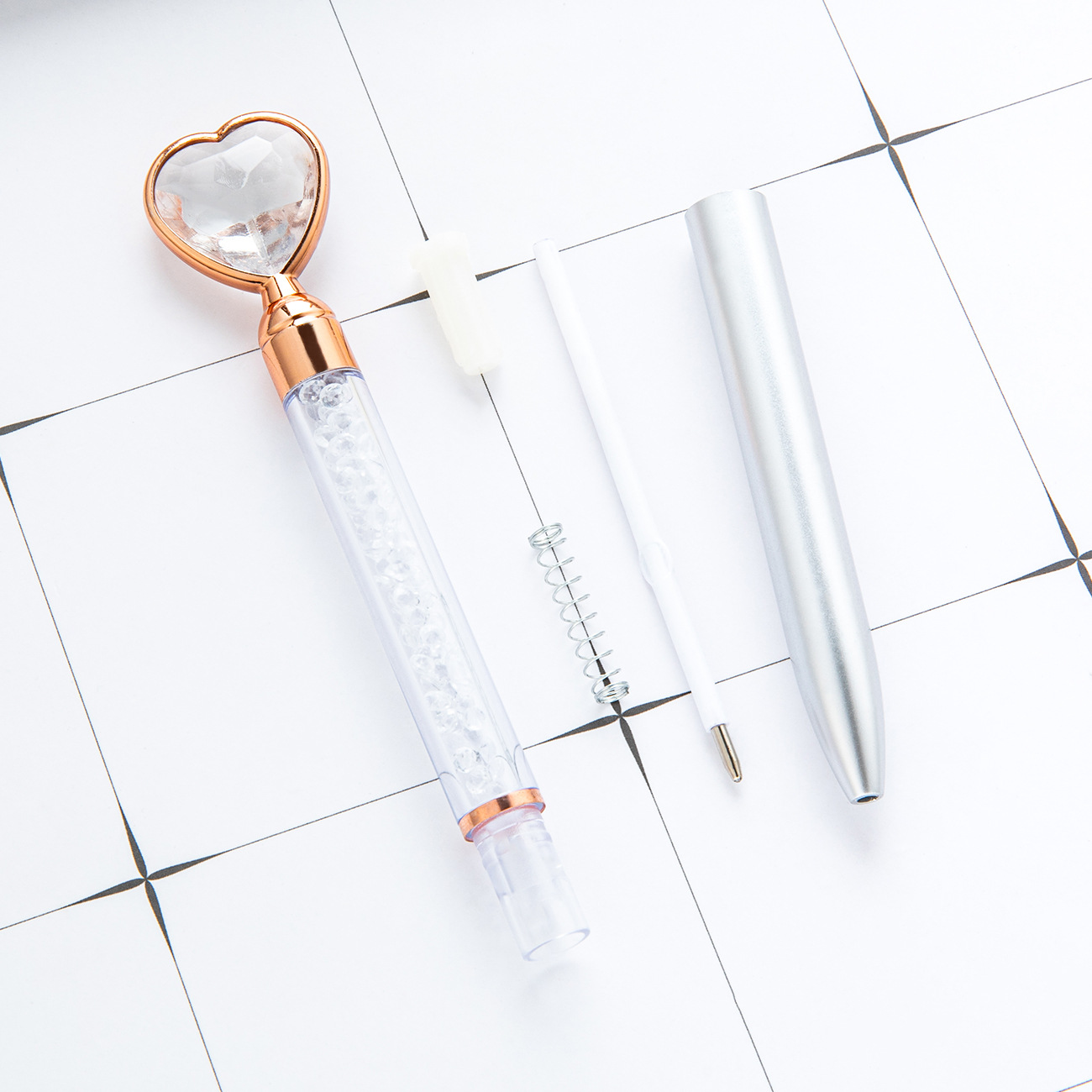 Bolígrafo de plástico amor al por mayor imprimible logotipo hotel publicidad bolígrafo de regalo creativo bolígrafo de cristal multicolor