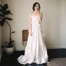 法式抹胸缎面连衣裙2025新款高级感简约新娘订婚礼服裙迎宾出门纱